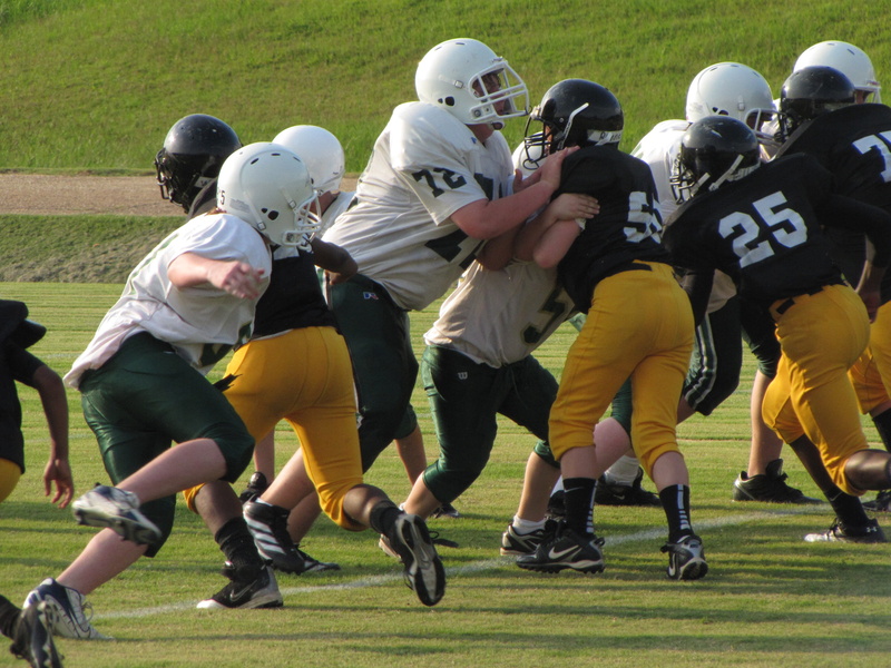 training, American, scrimmage, athlete, daytime, football game, playing, activity, group of people, competitive sport, photo, Tackle, pass, pigskin, teenager