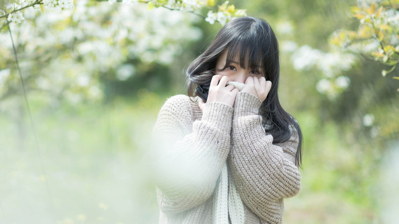 outdoors, hairstyle, women outdoors, waist up, portrait, young adult, holding, young women, sweater, plant, winter, Asian, brunette, model, one person