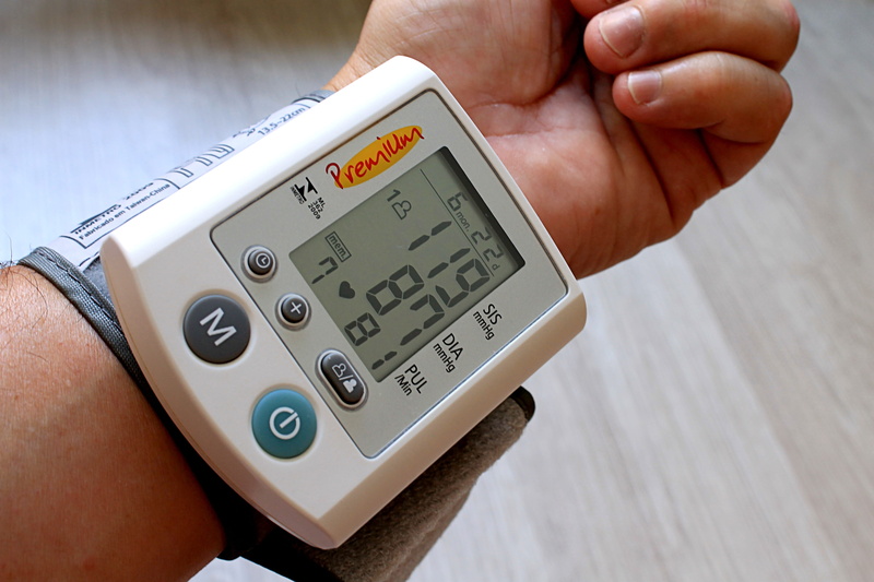 showing, adult, medical test, blood pressure, pressure, measuring, 4K, meter, medical condition, technology, meter - instrument of measurement, people
