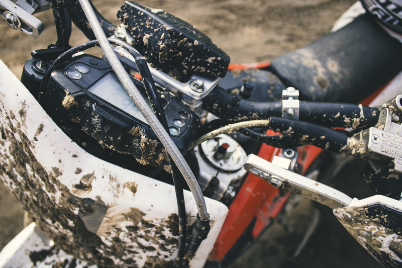 machine, transportation, motorcycle, technology, outdoors, bike, orange, white, metal, selective focus, day, stationary, close-up, bicycle, vehicle part