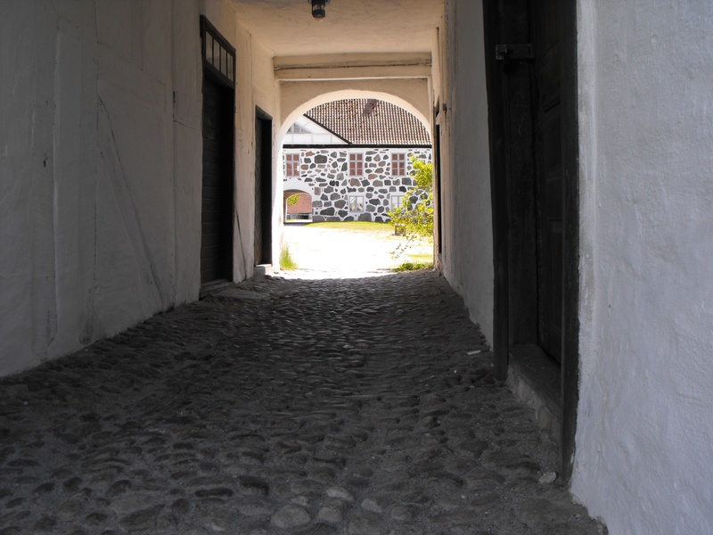 nature, alley, entrance, arched, stengång, outdoors, arch, day, narrow, stable, diminishing perspective, sunlight, built structure, door, the way forward