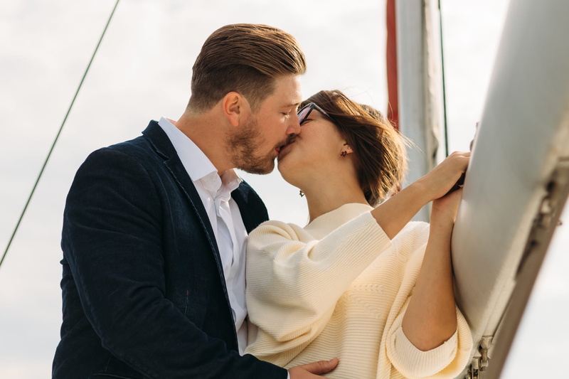 tenderness, happiness, two people, quay, mood, lifestyles, kiss, bride, sentence, young couple, ring, the groom, young women, pipe, metal, yacht, men, fidelity