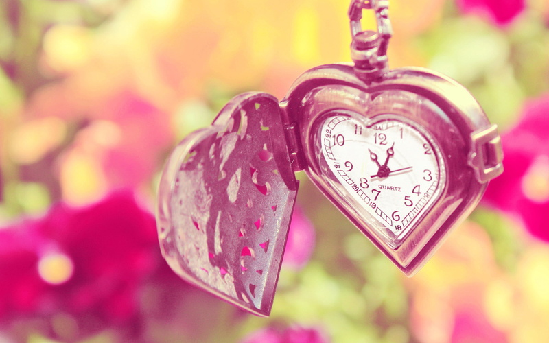 security, emotion, celebration, no People, red, message, gold, chain, minute Hand, heart, christmas, day, focus on foreground, text, season, alarm Clock