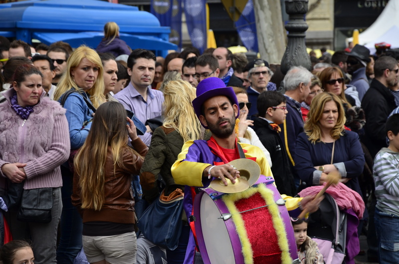 casual clothing, outdoors, street, lifestyles, real people, 2K, togetherness, failures, crowd, group of people, urban Scene, cultures, people, spectator