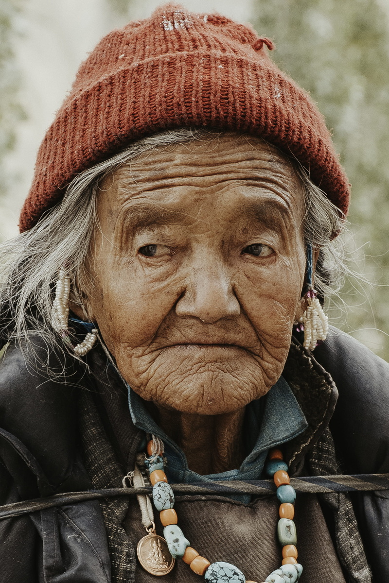 lifestyles, knit hat, front view, focus on foreground, leisure activity, close, 2K, elderly, photo, red, knit, adult, female, hairstyle, elder, blur, traditional