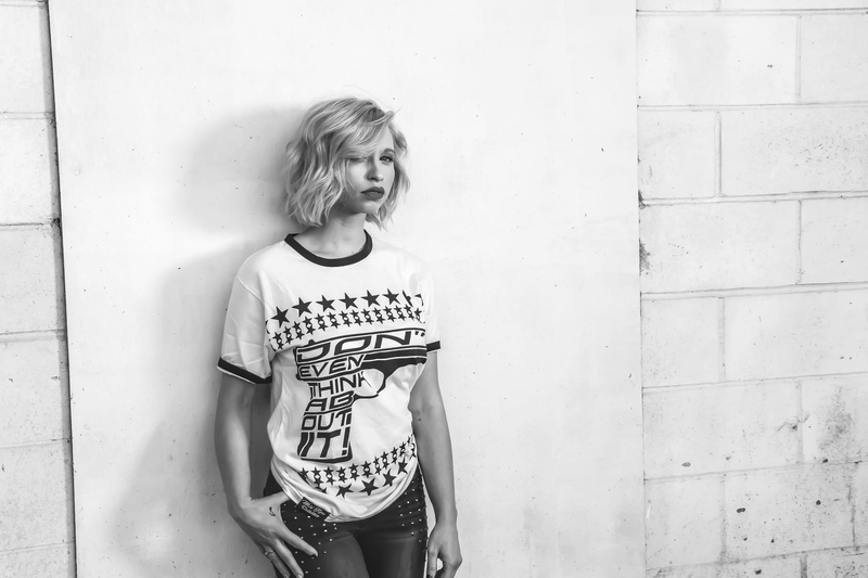 casual clothing, facial expression, front view, ringer, think, standing, hairstyle, wearing, 5K, fashion, girl, photoshoot, hair, day, woman, women, real people