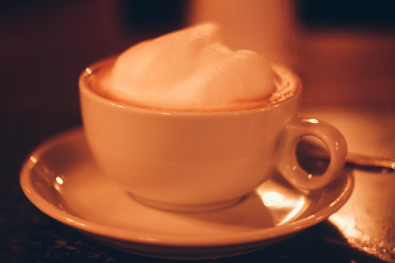 kaffe, cappuccino, hot drink, food and drink, wien, coffe, mug, saucer, latte, indoors, still life, 2K, snack, coffee, refreshment, kleines cafe, coffee cup