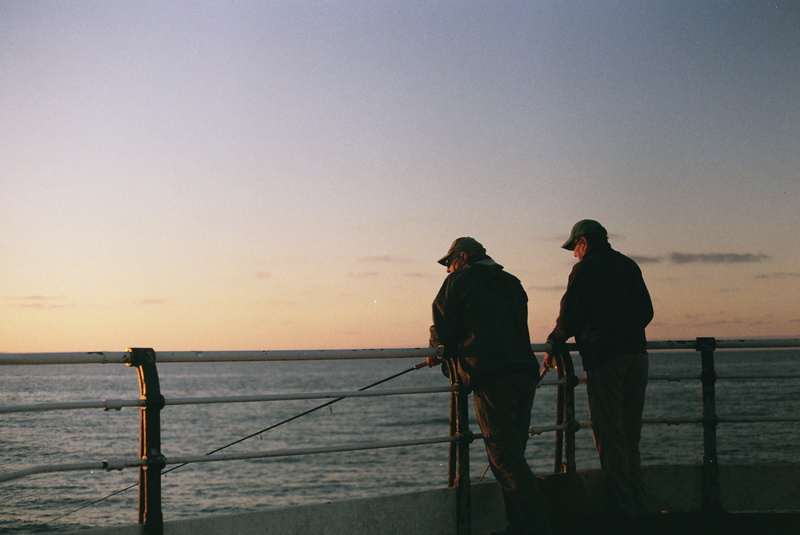 water, ocean, horizon over water, two people, real people, men, positive emotion, leisure activities, lifestyles, togetherness, standing, silhouette, human
