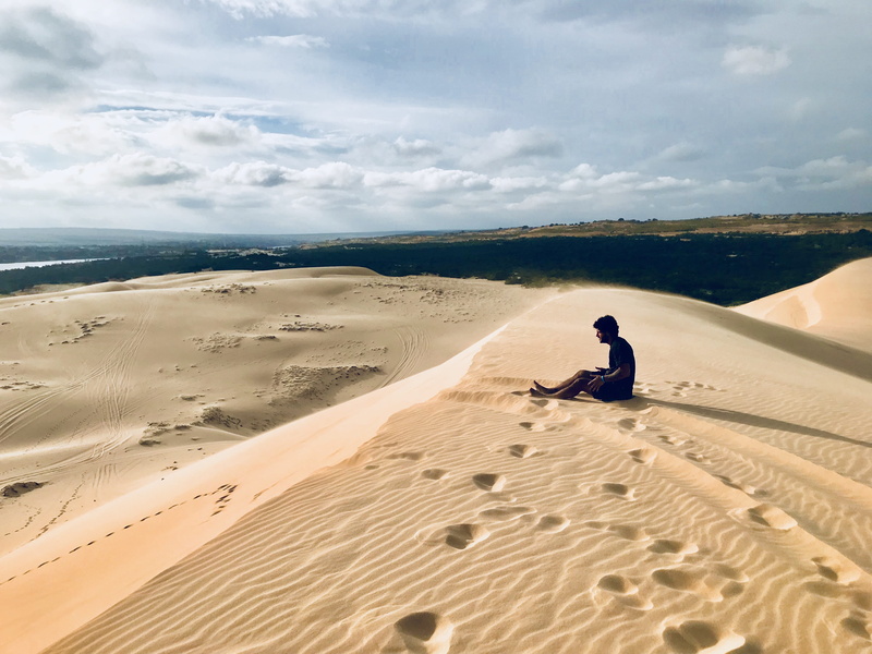 leisure activity, desert, nature, dune, beauty in nature, scenics - nature, dunes, sand dune, sitting, real people, footprint, cloud - sky, man, 4K, non-urban scene