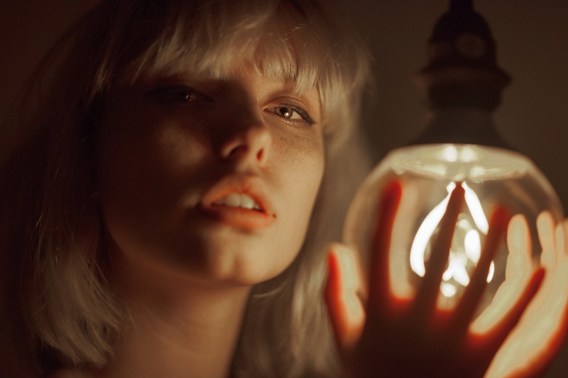 1080P, Ruby James, women, lightbulb, looking at viewer, freckles, blonde