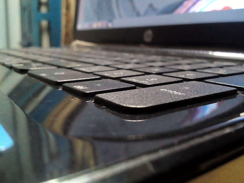hp, computer keyboard, technology, communication, close-up, 2K, keyboard, still life, wireless technology, arts culture and entertainment, reflection