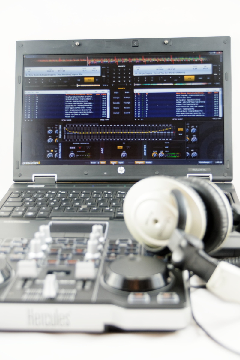 industry, vivanco, hp, keyboard, computer, notebook, electrical equipment, mixer, no people, music, wireless technology, still life, lap top, audio, program