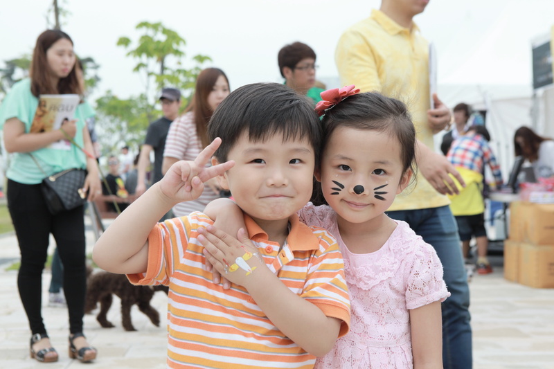 smiling, togetherness, v, child, ethnicity, women, males, asian Ethnicity, innocence, sister, medium group of people, lifestyles, childhood, face, girls