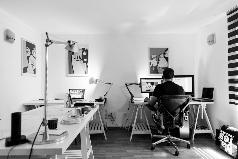 computer, lyfestyle, wall - building feature, interior, lighting equipment, andorre-la-vieille, setup, photography themes, absence, design, technology