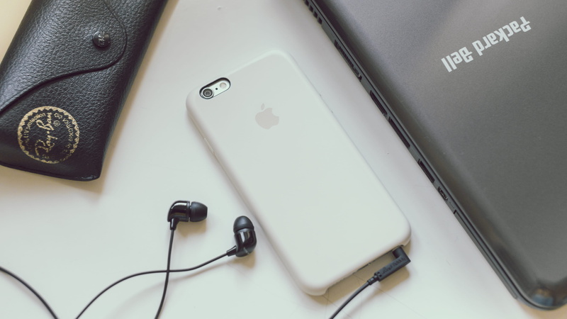 iphone, pen, listening, close-up, text, simple, no people, flat, music, phone, directly above, earbuds, white, western script, high angle view, iphone6