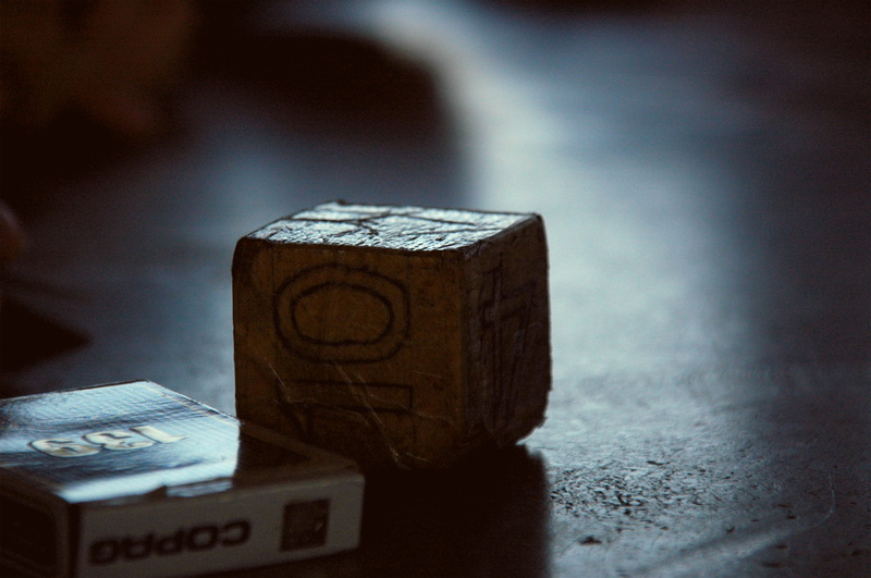 truco, no people, contagem, indoors, paper currency, baralho, shape, wealth, dado, card, selective focus, close-up, jogo, still life, 5K, game, ten, focus on foreground