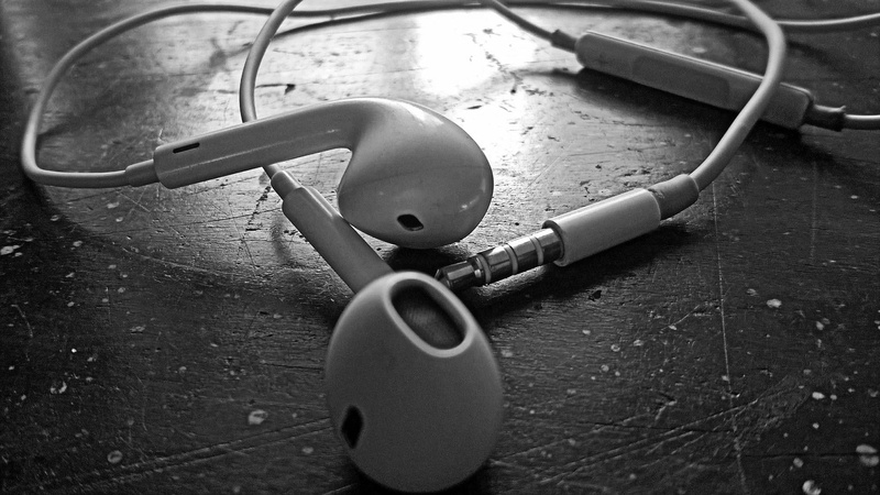 flooring, electricity, black and white, connection, cable, power supply, 1080P, electrical equipment, table, day, technics, focus on foreground, indoors