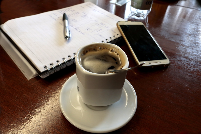 cup, 5K, saucer, table, work, pires, indoors, wood - material, high angle view, spoon, drinks, crockery, mug, coffee, coffee break, still life, tray, hot
