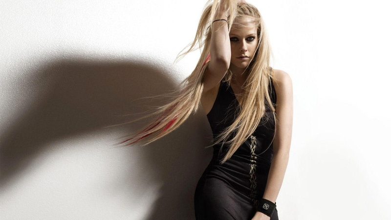Avril Lavigne, simple background, 720P, blue eyes, hips, black dress, hands on head, hair pulling, bracelets, smirk, blonde, shadow