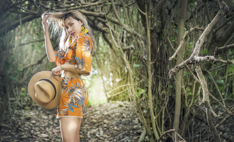 1080P, plants, outdoors, women with hats, dyed hair, women outdoors, straw hat, women, model, standing, earring, hair pulling, Asian, hat, looking at viewer
