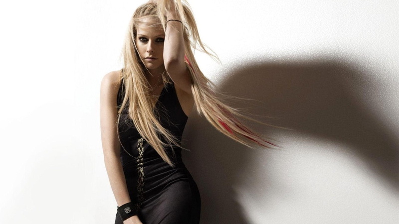 shadow, Hips, Hair Pulling, Blonde, bracelets, 720P, Avril Lavigne, blue eyes, Hands On Head, Black Dress, Simple Background, Smirk