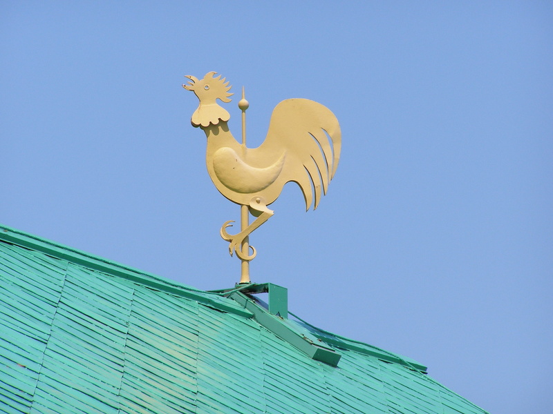 animal themes, domestic animals, clear sky, historic, tourism, rooster, travel, city, sky, weather vane, art and craft, no people, chicken - bird, day