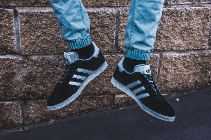 gazelle, unrecognizable person, real people, wall, human leg, wearing, outdoors, men, style, 5K, leisure activity, jeans, one person, photography, person