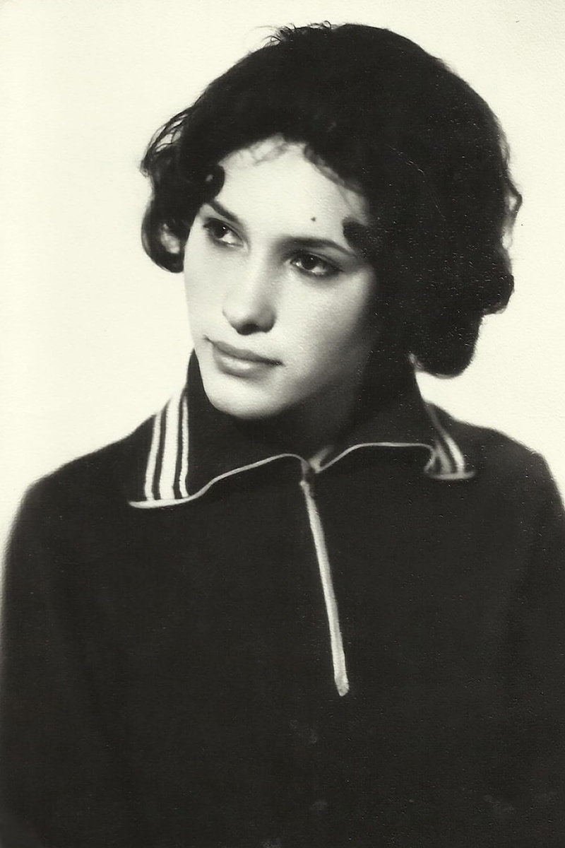 beautiful woman, contemplation, lifestyle, woman, looking at camera, one person, card, retro, lifestyles, vintage, black, women, style, young adult, beautiful