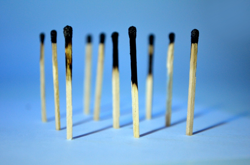close-up, selective focus, burnt, order, flame, 2K, creativity, large group of objects, creative, matchstick, arrangement, choice, blue background, studio shot