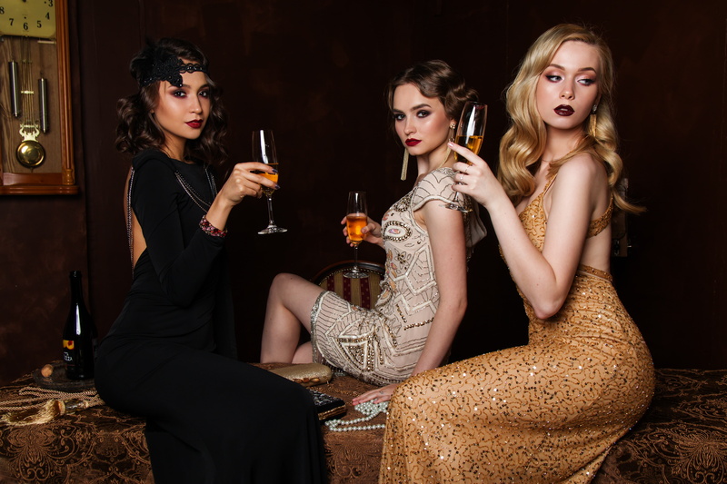 clock, style, beads, time, girls, chair, three girls, bottle, brunette, blonde, watch, wine, retro style, retro, dress, table, champagne, 5K