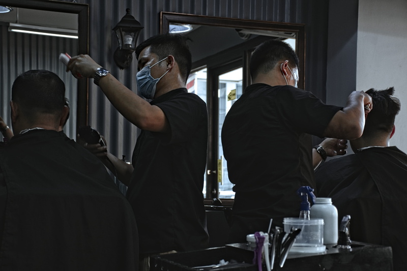 shirt, man, adult, holding, indoors, barber, haircut, casual clothing, real people, hair, men, black, people, guy, group of people, 5K, rear view, daytime