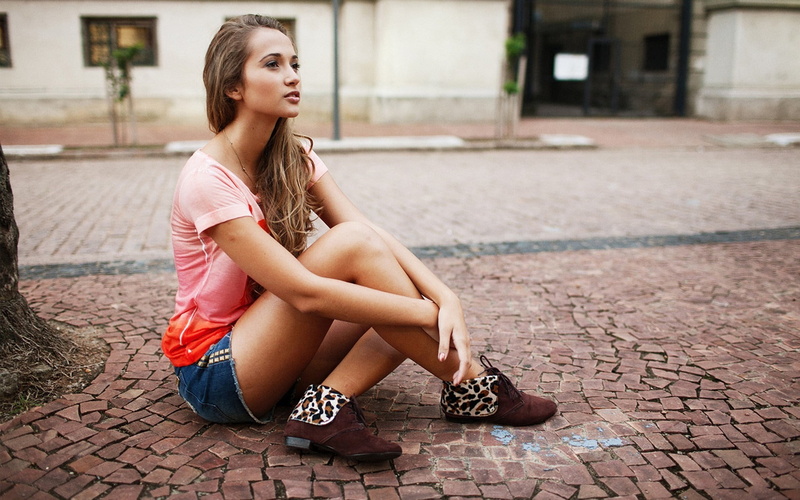 urban, looking away, hairstyle, casual clothing, shoe, footpath, blurred, young adult, architecture, outdoors, pavements, model, one person, beauty, women