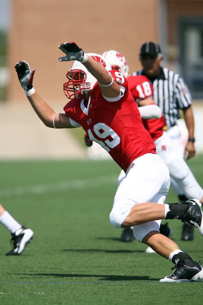 clothing, rushing the passer, real people, American Football, caucasian Ethnicity, sports Uniform, helmet, football game, football, athlete, football Field