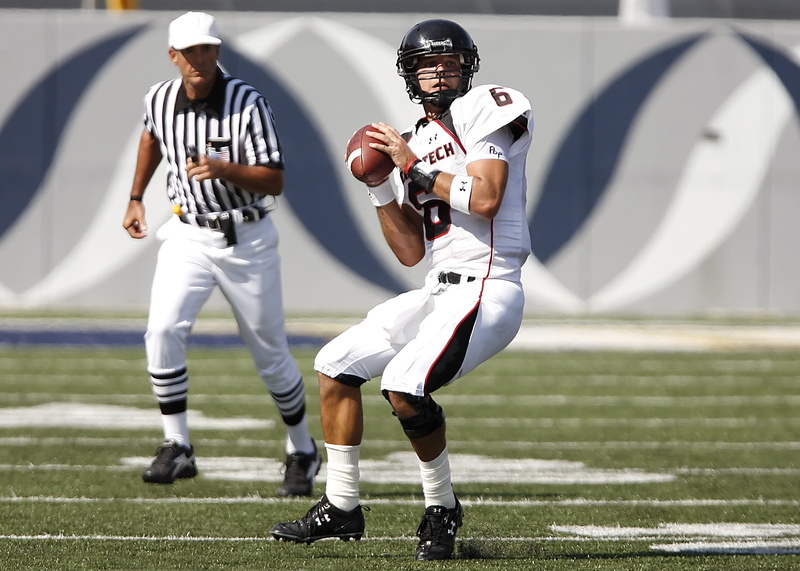 gridiron, college, holding, football, sportsman, pigskin, american football, focus, compete, american football - ball, 1080P, people, standing, sports uniform