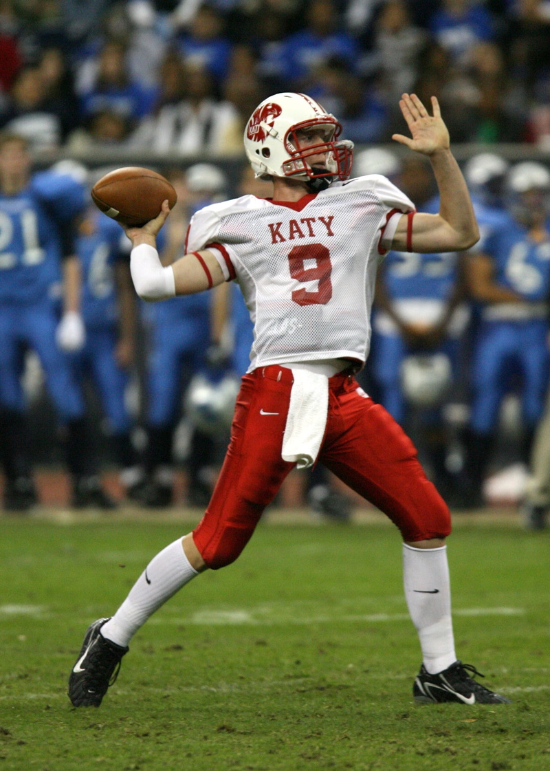 young, youth, full length, american Football - Sport, football american, football, incidental people, leather, sports helmet, adult, playing Field, headwear