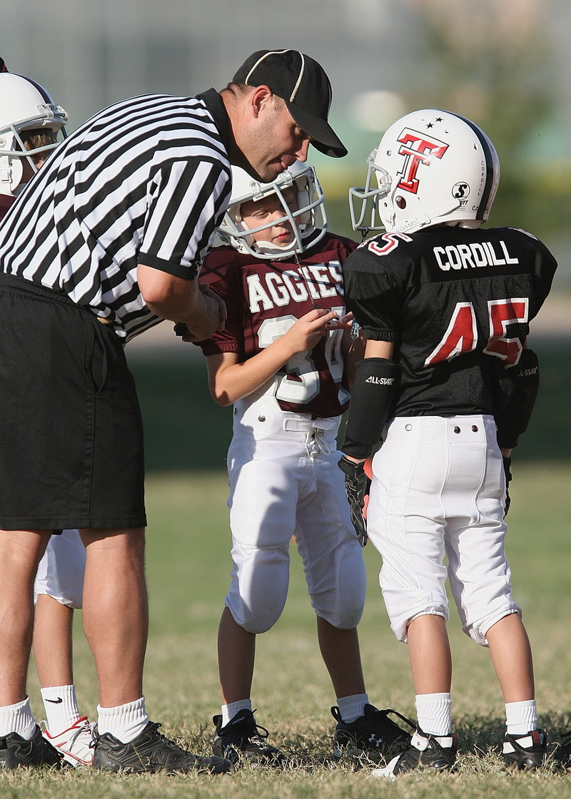 conference, 1080P, adolescence, real people, standing, support, uniform, full length, youth, whistle, team, coach, communication, man, american football - sport