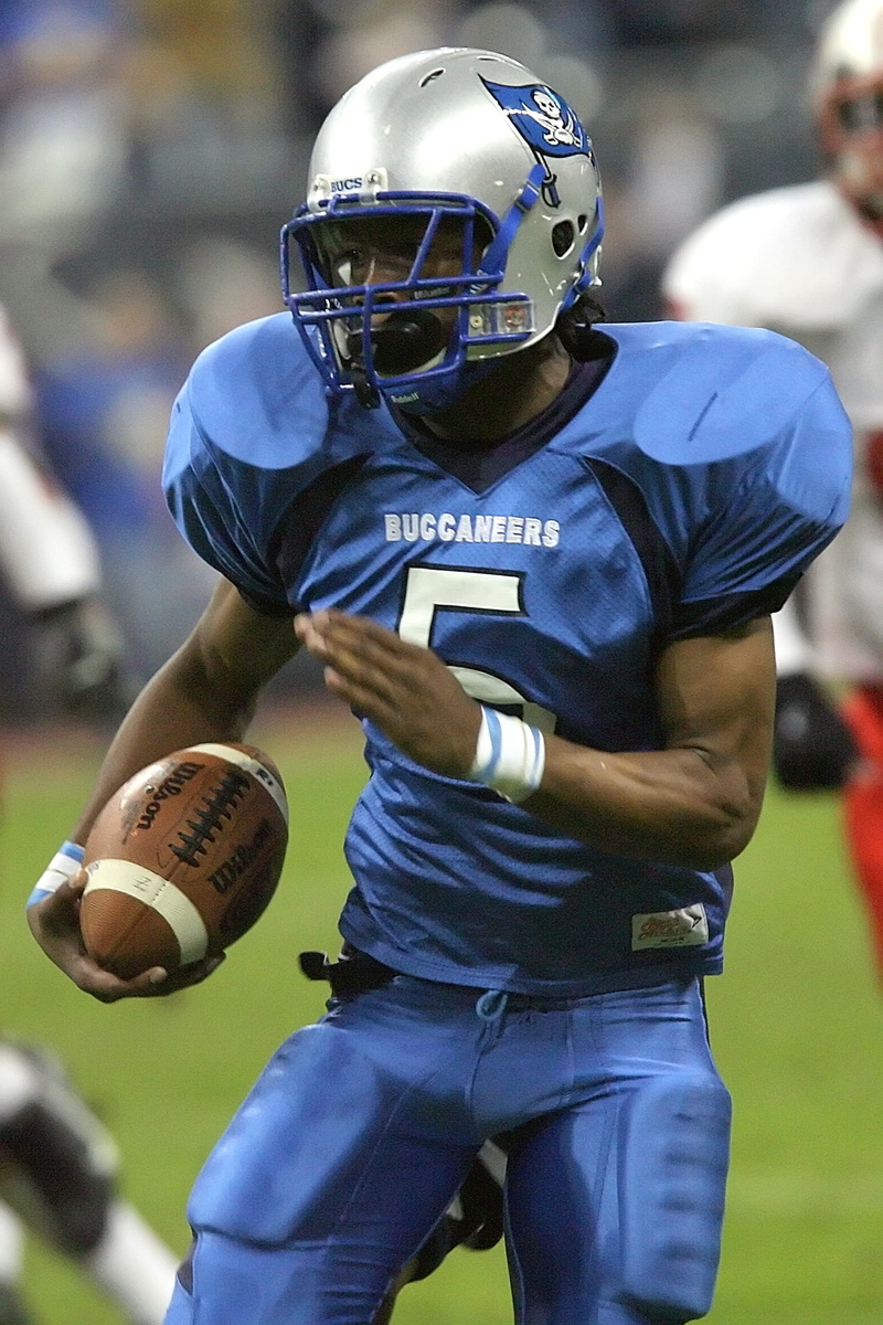 three quarter length, football, field, headwear, team Sport, sports equipment, helmet, security, ball, sports Team, action, running back, american football player