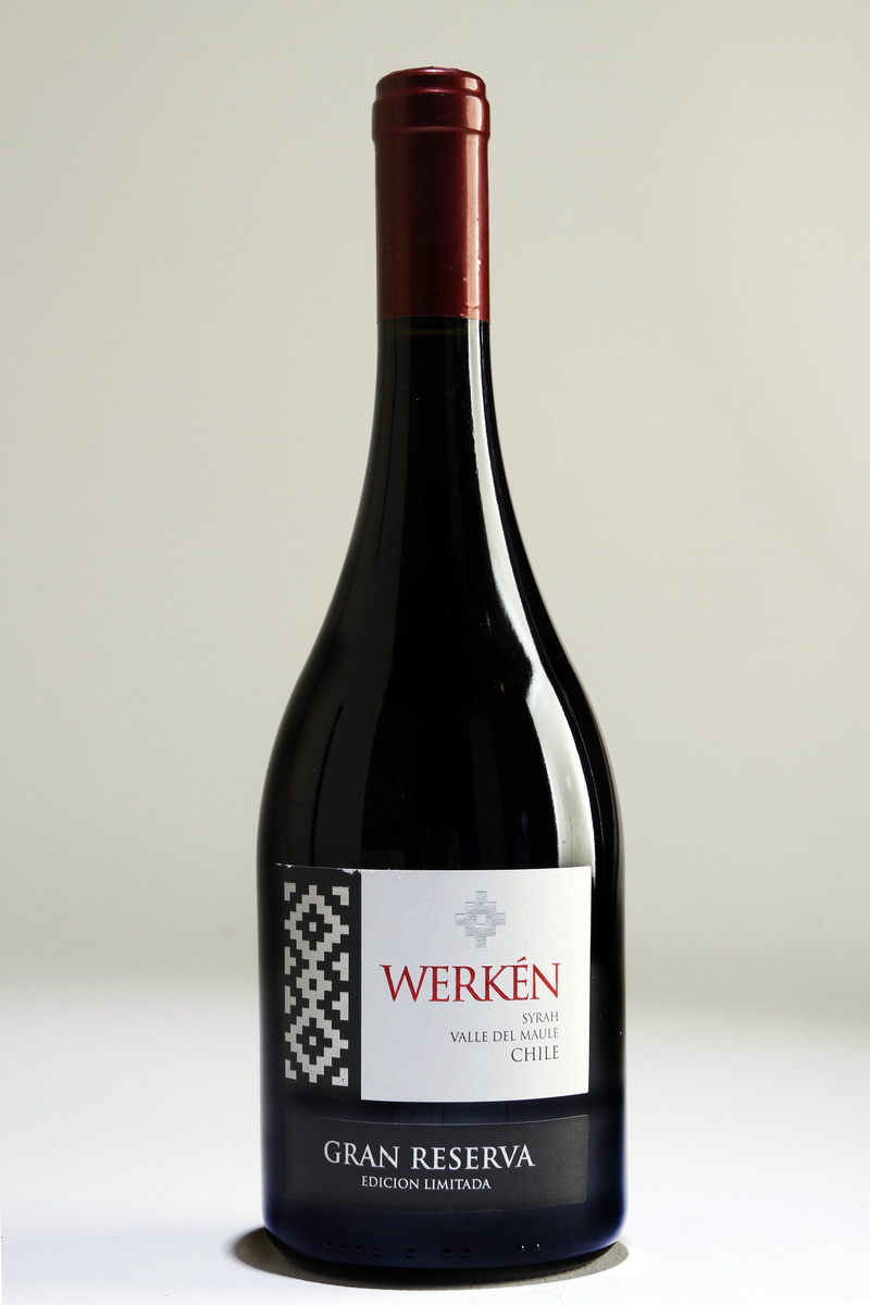 western script, assembly, glass - material, refreshment, label, communication, studio shot, drink, reserva, alcohol, bottle, gran, close-up, no people