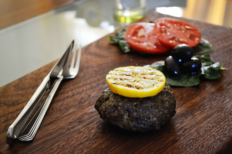 beef, near, ready-to-eat, bifteki, hamburger, done, fastfood, tomatoes, fruit, wellbeing, indoors, table knife, board, unhealthy, cuisine, sliced, knife