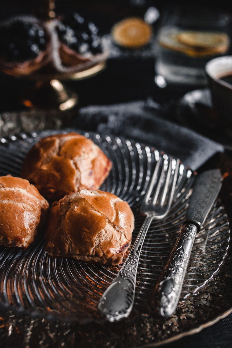 buns, selective Focus, still life, kitchen utensil, Sweet buns, eating utensil, table knife, pastry, gourmet, knife, plate, cake, food And Drink, ready-to-eat