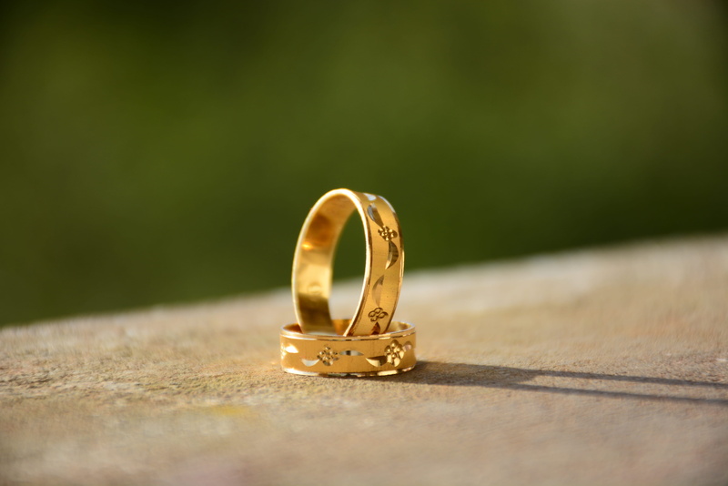 indoors, wedding ring, wood - material, 4K, green color, gold, expense, circle, life events, single object, rings, photo, metal, ring, jewelry