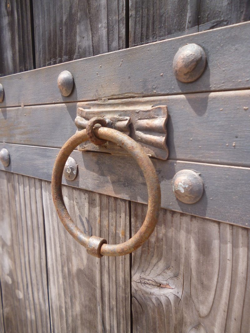 security, backgrounds, outdoors, wood - material, metal, wood, knocker, pattern, day, gate, door knocker, closed, no people, ornate, safety, carving, latch