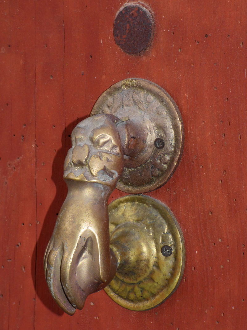 craft, entrance, Door, Bronze, doorknob, art and craft, day, door knocker, sculpture, representation, 4K, red, human representation, carving - craft product