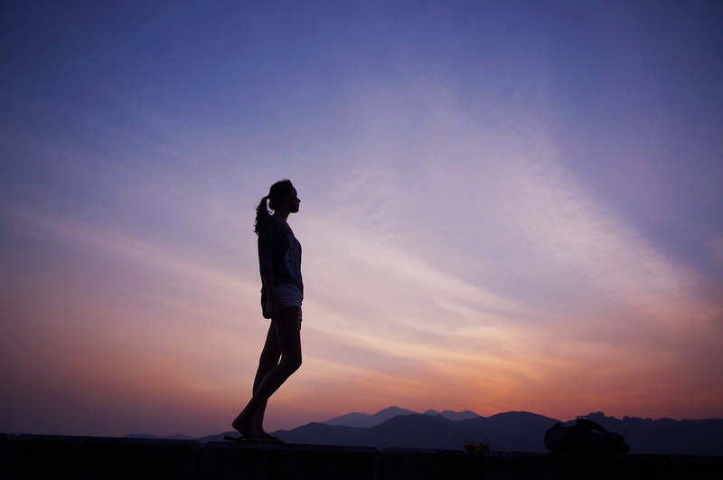 the parapet, the evening, silhouette, glasses, the sky, landscape, girl, mountains, sunset, backpack, 1080P