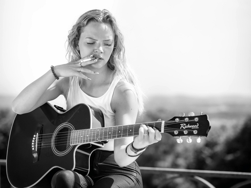 Nina, guitar, blonde, 1080P, cigarette, sitting, the sun, black and white, bokeh, smokes, pose, the parapet, girl, Mike