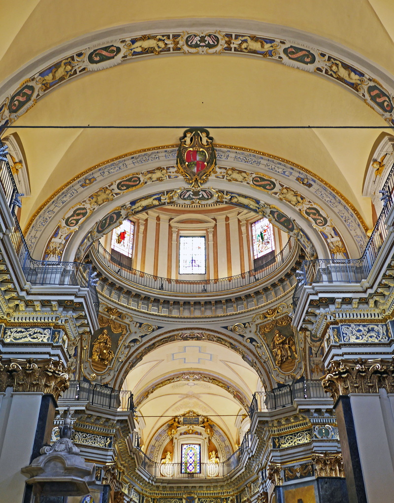 art and craft, ceiling, cupola, fresco, mural, place of worship, historic center, building, historically, jewelry vault, gold, architecture and art, arch