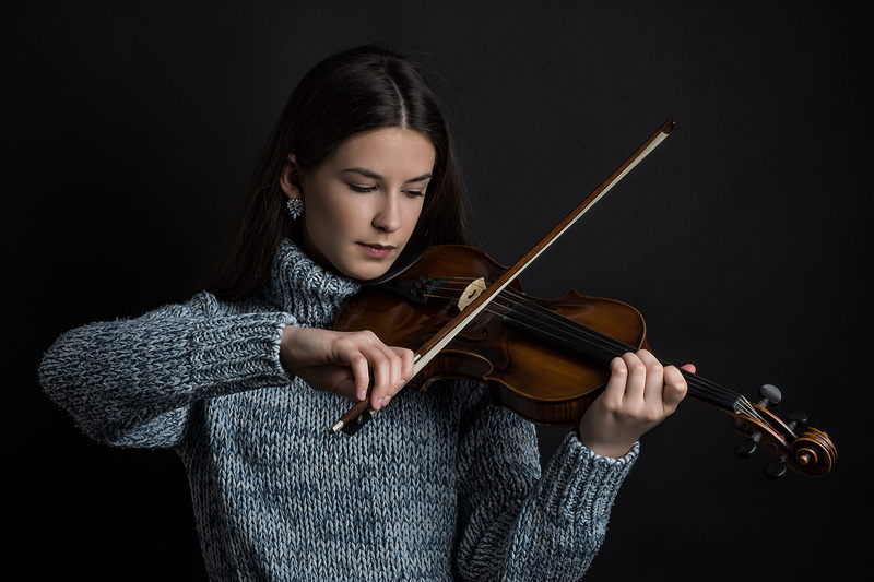concentration, playing, model, musical instrument, indoors, arts culture and entertainment, holding, 5K, one person, woman, string instrument, artist