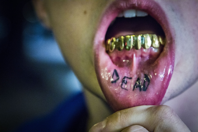 gold, dentistry, adult, human mouth, communication, focus, mouth, one person, depth of field, purple, person, mouth open, blur, women, man, human teeth