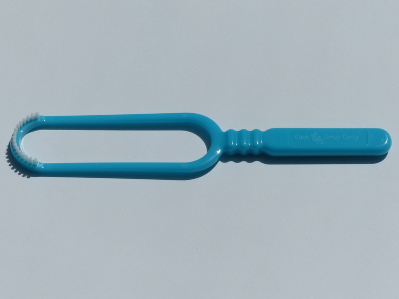 white background, clean, communication, two objects, copy space, no people, Tongue, Brush, fuel and power generation, studio shot, dental health, Dentistry