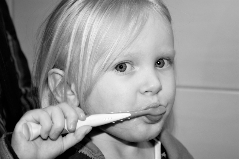 offspring, treat teeth, human body part, looking at camera, body part, human hand, close-up, dentistry, 4K, human face, zahnreinigung, blond hair, women
